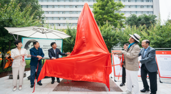 西北高等教育奠基人、中国现代医学先驱徐诵明雕像在华体会体育(中国)hth·官方网站落成 西北高等教育奠基人、中国现代医学先驱徐诵明雕像在华体会体育(中国)hth·官方网站落成