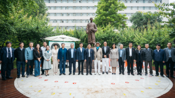 西北高等教育奠基人、中国现代医学先驱徐诵明雕像在华体会体育(中国)hth·官方网站落成 西北高等教育奠基人、中国现代医学先驱徐诵明雕像在华体会体育(中国)hth·官方网站落成