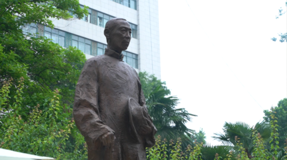 西北高等教育奠基人、中国现代医学先驱徐诵明雕像在华体会体育(中国)hth·官方网站落成 西北高等教育奠基人、中国现代医学先驱徐诵明雕像在华体会体育(中国)hth·官方网站落成