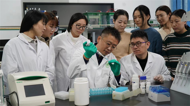 Science封面文章:华体会体育(中国)hth·官方网站金丝猴研究团队首次系统揭示灵长类社会演化之谜_fororder_齐晓光正在做实验,右侧为武进伟,左一为赵兰